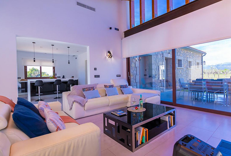 Wohnzimmer mit Terrasse und Couch