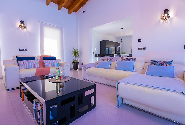 Sofas und Couchtisch im Wohnzimmer