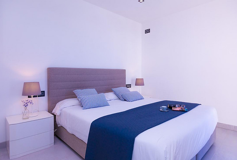 Schlafzimmer mit Doppelbett und Nachttischlampen