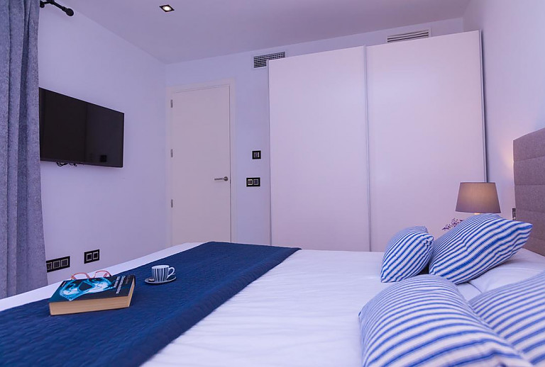 Kleiderschrank im Schlafzimmer mit Doppelbett