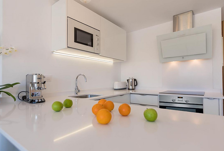 Küche mit Kaffeemaschine und Spüle