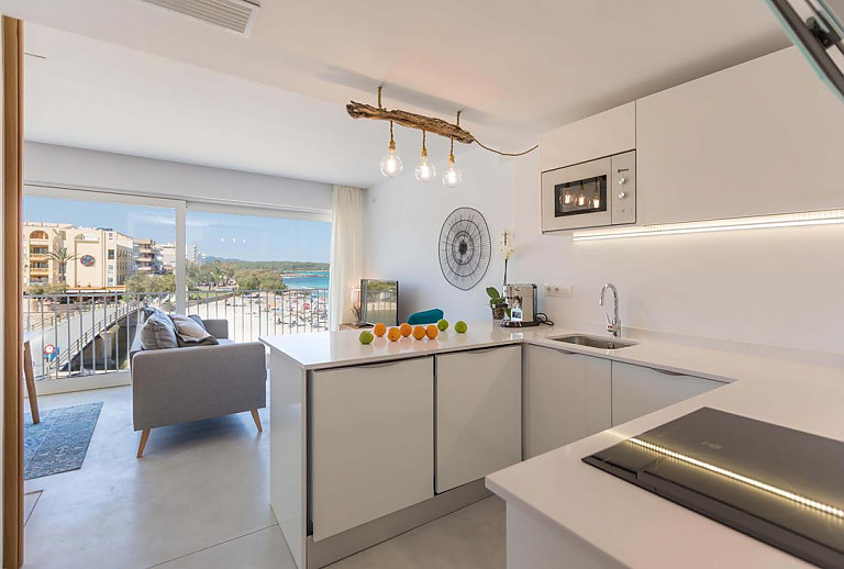 Küche mit Mikrowelle und Herd