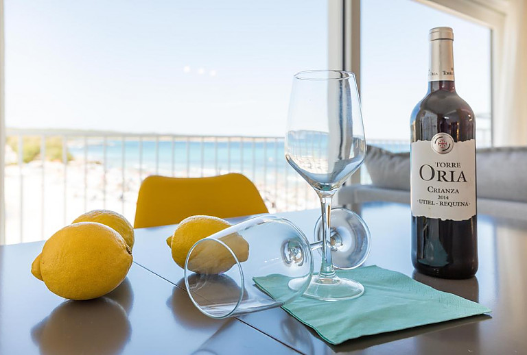 Esstisch mit Zitronen und Wein