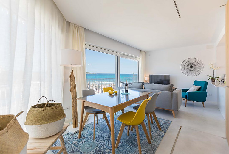 Wohnzimmer mit Esstisch und Couch