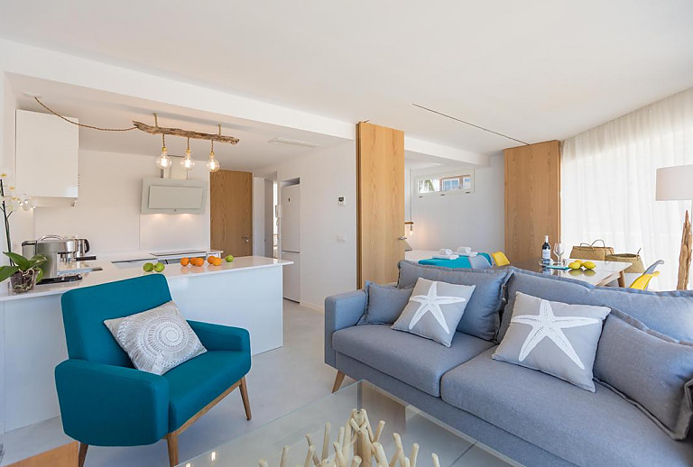 Wohnzimmer mit Sessel und Couch