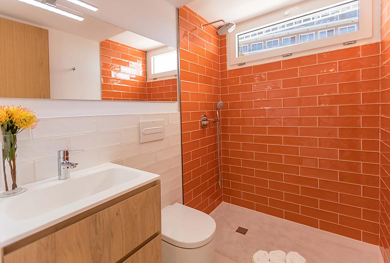 Badezimmer mit Dusche und Waschbecken