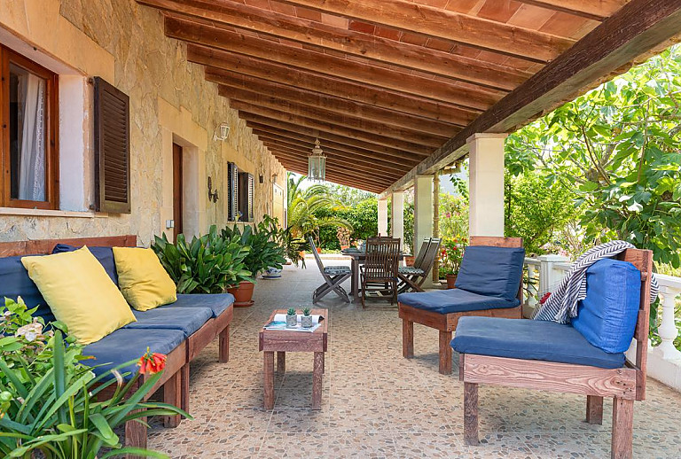 Terrasse mit Vordach und Sitzmöbeln