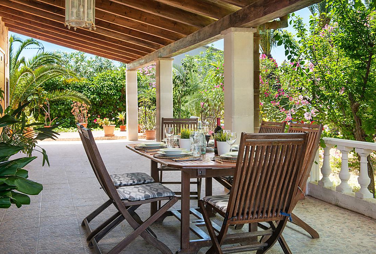 Terrasse mit Vordach und Esstisch
