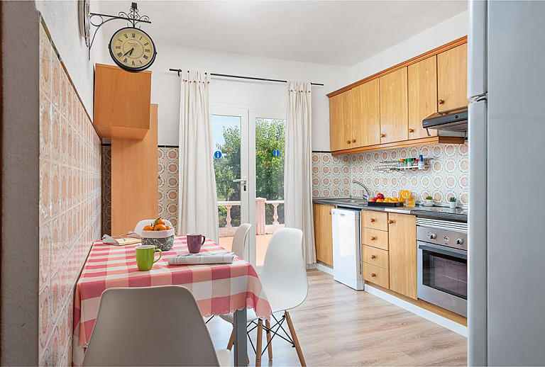 Küche mit Herd und Spülmaschine 