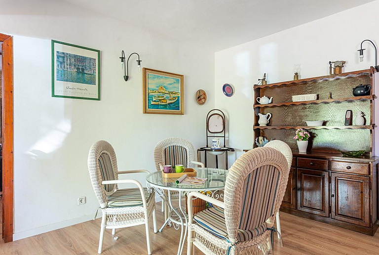 Essbereich mit Tisch und Stühlen