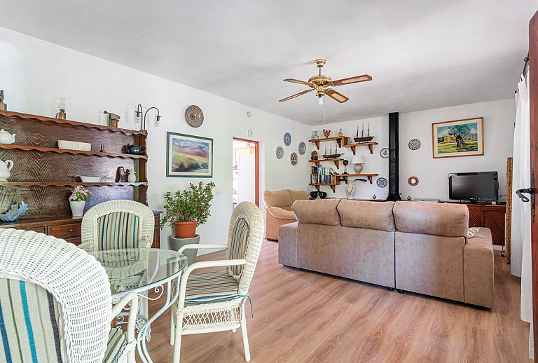 Wohnzimmer mit Fernseher und Couch