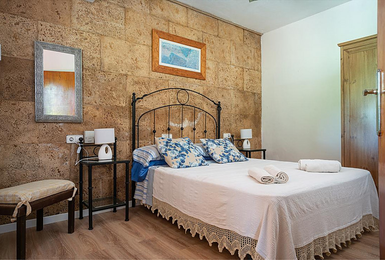 Schlafzimmer mit Doppelbett und Nachttischen