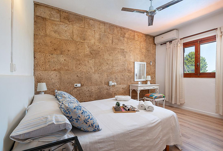 Schlafzimmer mit Doppelbett und Schminktisch