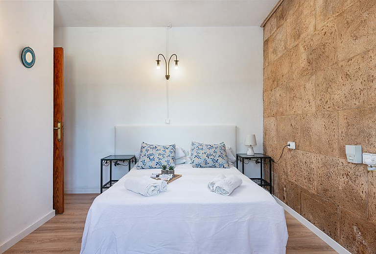 Schlafzimmer mit Doppelbett und Nachttischen