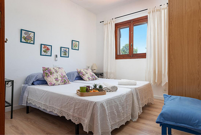 Schlafzimmer mit Einzelbetten und Fenster