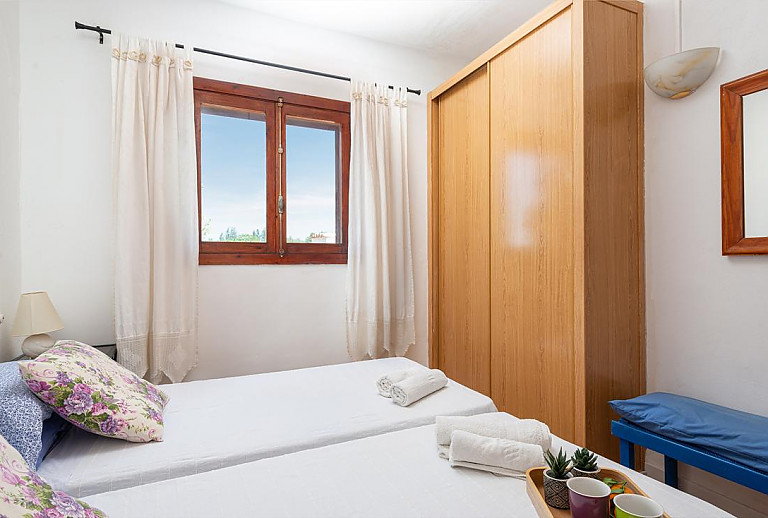 Schlafzimmer mit Doppelbett und Kleiderschrank