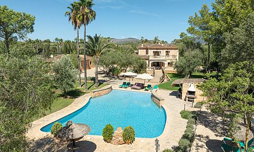 Grundstück mit Pool vor der Finca