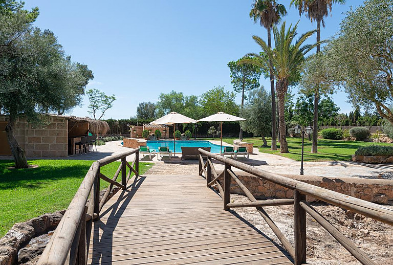 Sonnenliegen und Sonnensegel am Poolbereich