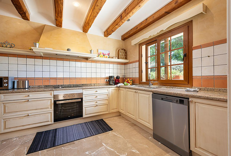 Küche mit Herd und Fenster