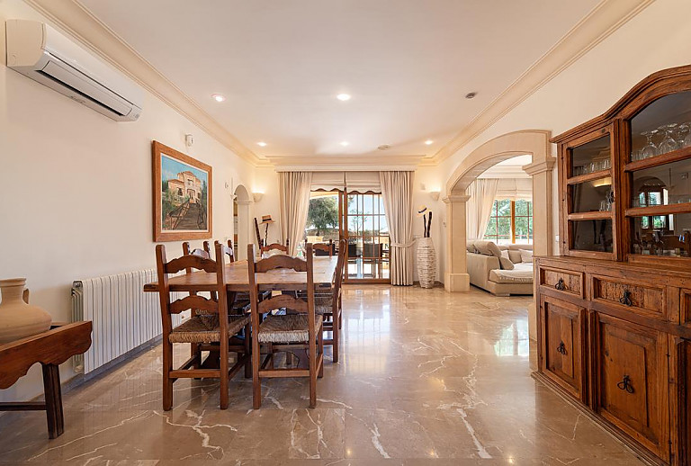 Esstisch mit Stühlen im Essbereich