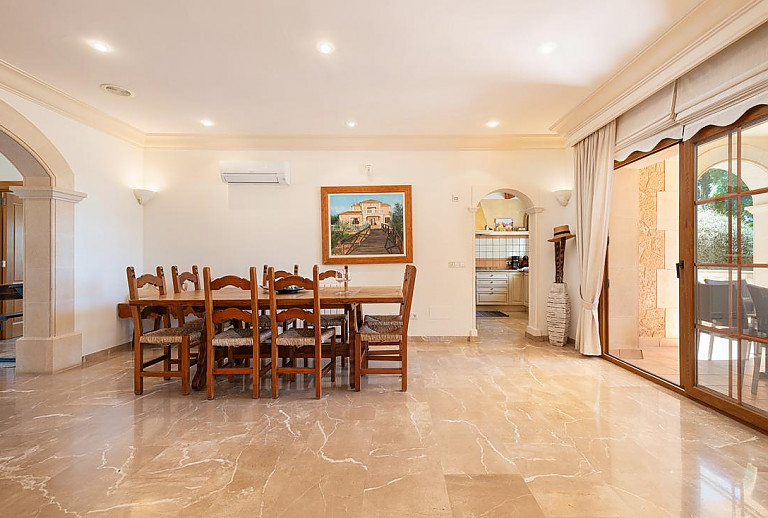 Wohnzimmer mit Esstisch und Klimaanlage