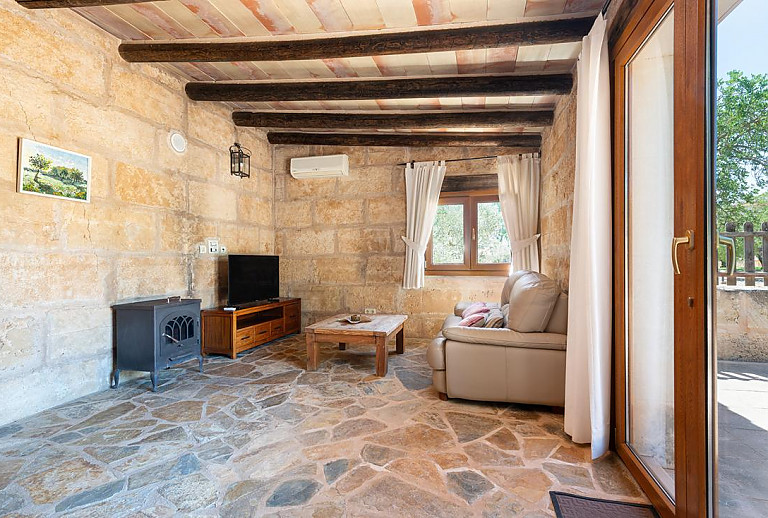 Wohnzimmer mit Fernseher und Couch