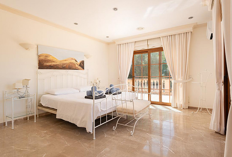 Schlafzimmer mit Doppelbett und Balkon