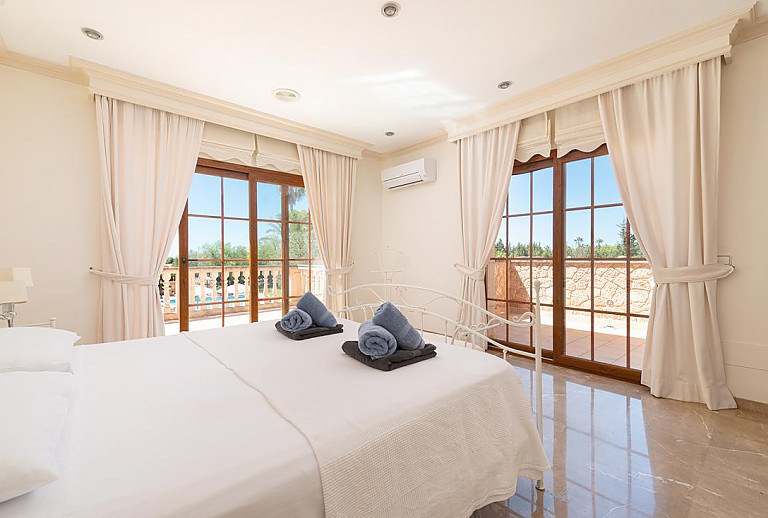 Schlafzimmer mit Doppelbett und Balkon