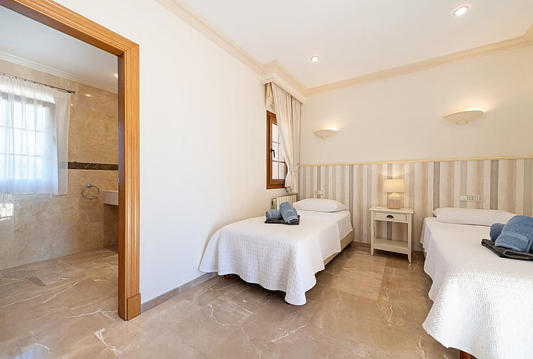 Schlafzimmer mit Einzelbetten und Heizung