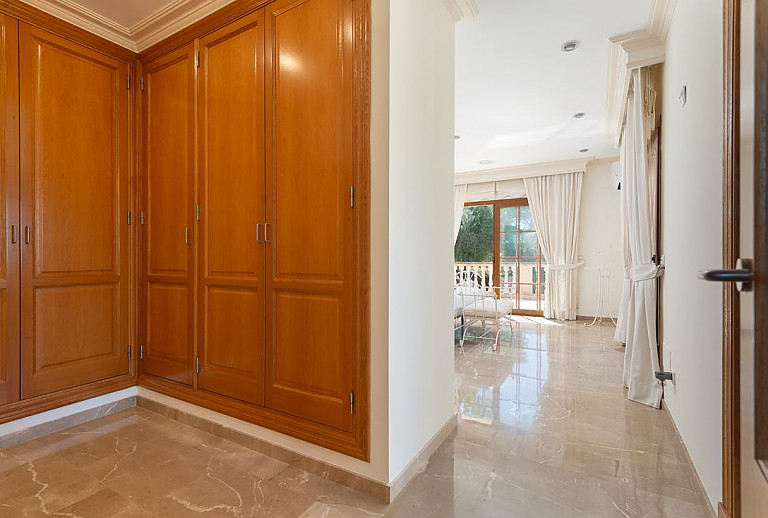 Kleiderschrank vor dem Schlafzimmer