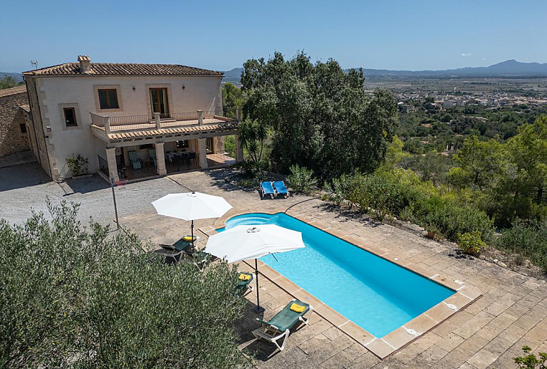 Luftaufnahme des Grundstücks und des Poolbereichs vor der Finca