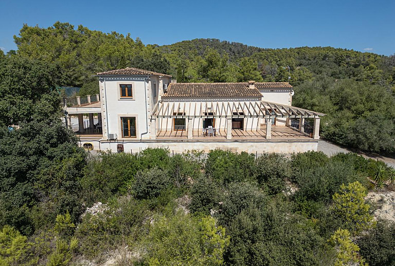 Finca umgeben von Bäumen