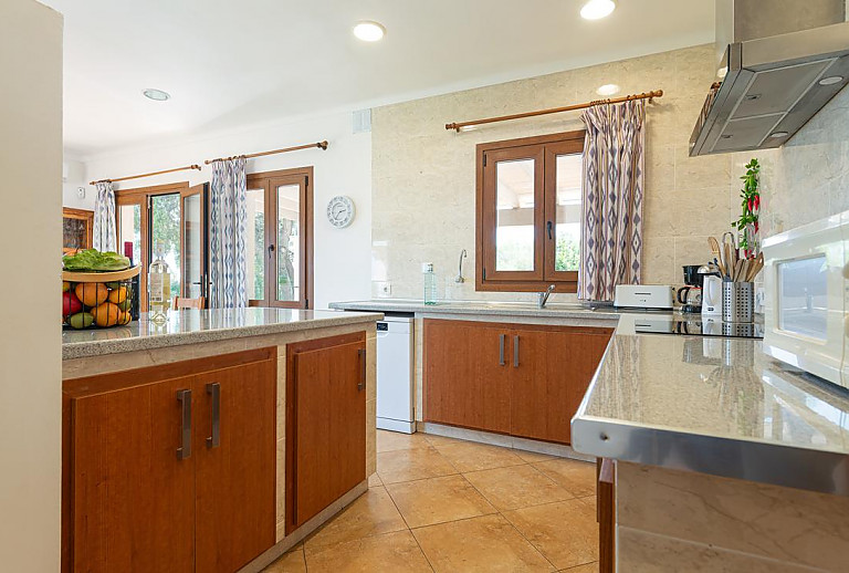 Küche mit Zugang zur Terrasse