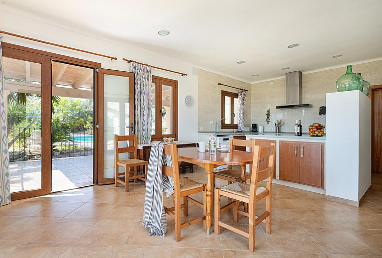 Esstisch mit Stühlen vor der Küche