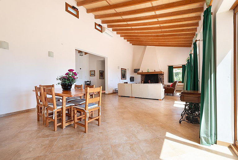 Wohnzimmer mit Esstisch und Couch