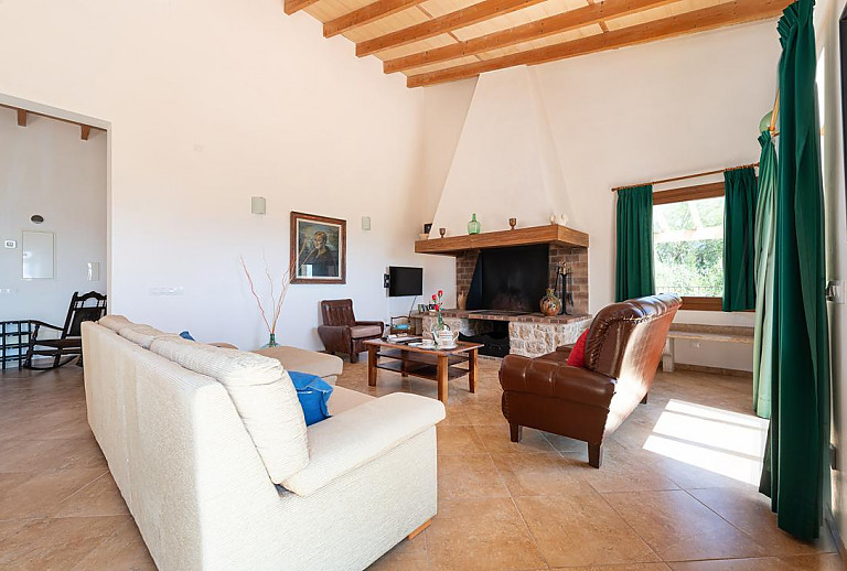 Sofa und Fernseher im Wohnzimmer