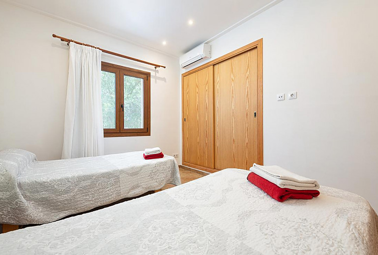 Schlafzimmer mit Einzelbetten und Klimaanlage