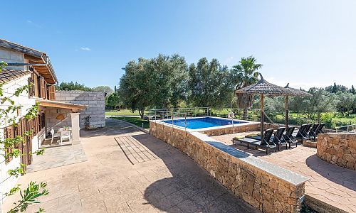 Poolterrasse vor der Finca mit Sonnenliegen