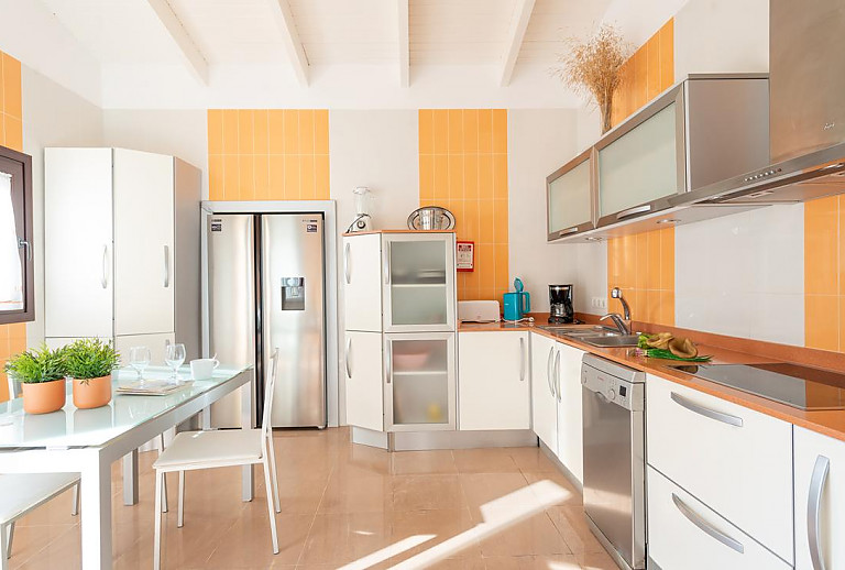 Küche mit Esstisch und Stühlen