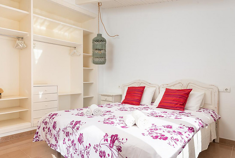 Schlafzimmer mit Doppelbett und Kleiderschrank