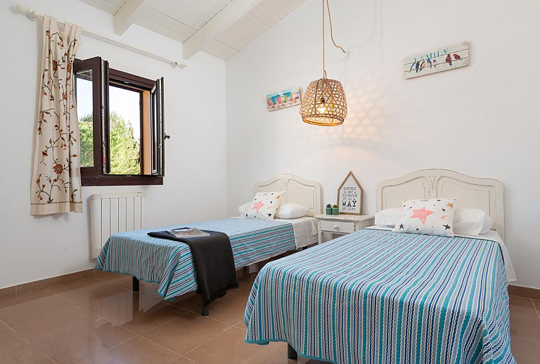 Schlafzimmer mit Einzelbetten und Deckenlampe