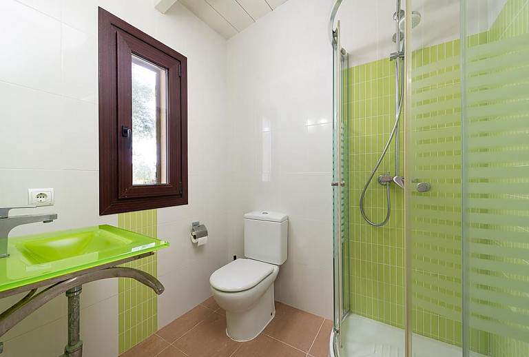 Badezimmer mit Dusche und WC