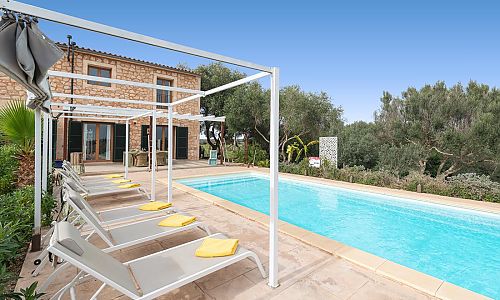 Natursteinfinca mit Pool und Sonnenliegen