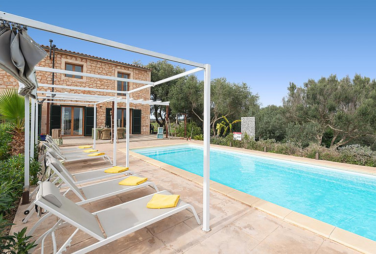 Natursteinfinca mit Pool und Sonnenliegen