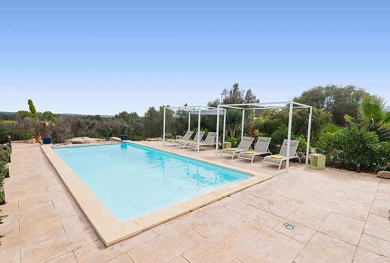 Sonnenliegen am Pool im Garten