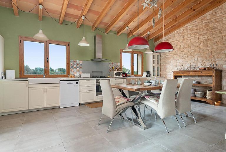 Küche mit Esstisch und Fenster