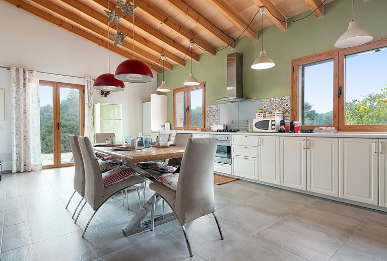 Küche mit Essbereich und Ofen