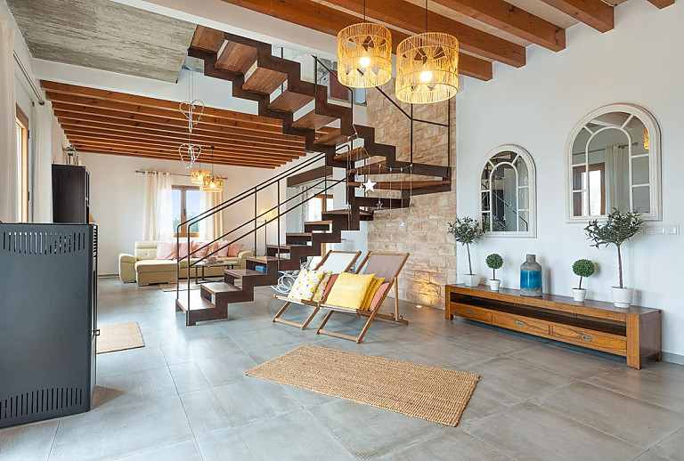 Wohnzimmer mit Ofen und Couch