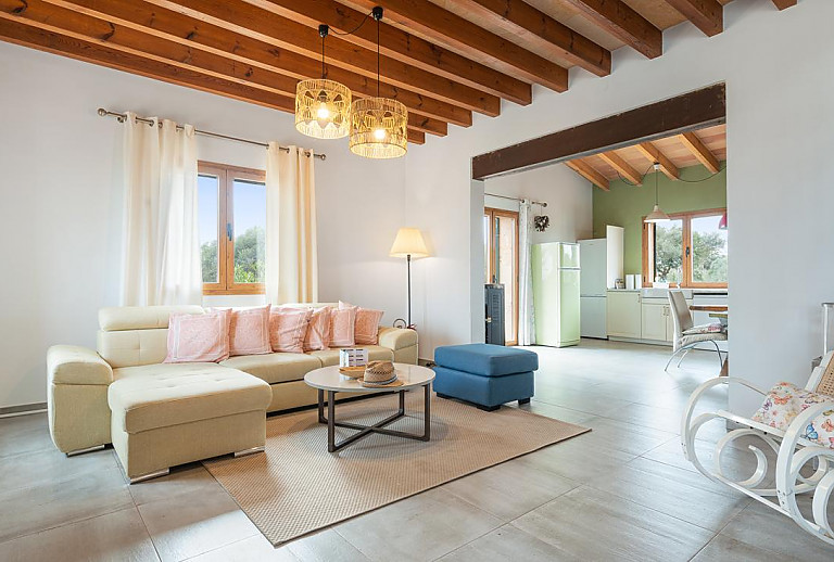 Wohnzimmer vor der Küche mit Couch