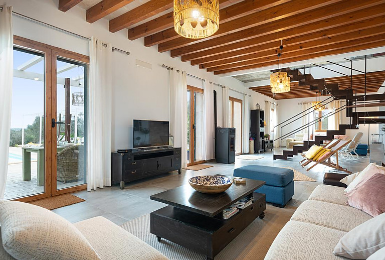 Wohnzimmer mit Fernseher und Couch